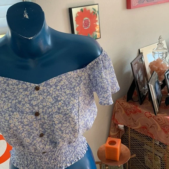 Flirty off the shoulder, pretty crop top - Picture 4 of 6